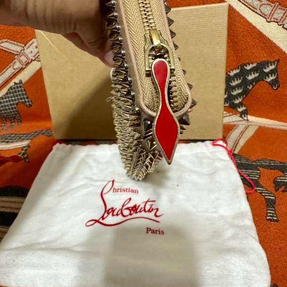 COPY - CHRISTIAN LOUBOUTIN❤️🌟 SPIKED TAN ZIPPY WALLET. NO BOX NO DUST BAG - Picture 2 of 6